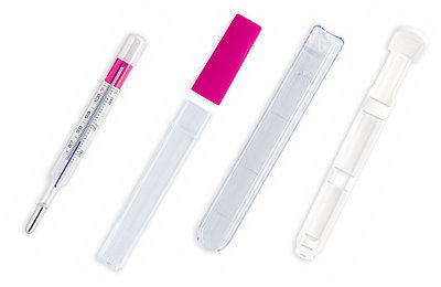 ieferumfang des Geratherm® basal: analoges Basalthermometer aus Glas, Schutzhülle, Aufbewahrungshülle mit Lupeneffekt und Rücksetzhilfe.