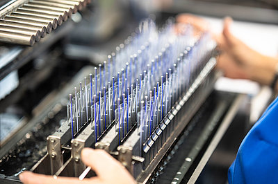 Production of the Geratherm® basal thermometer at the Geratal site in Thuringia, Germany. An employee loads a production line with precision capillaries from the in-house glass production.